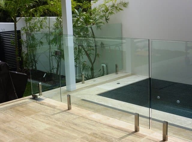 Frameless pool fence